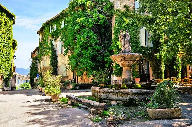Une place de village provençal et sa fontaine